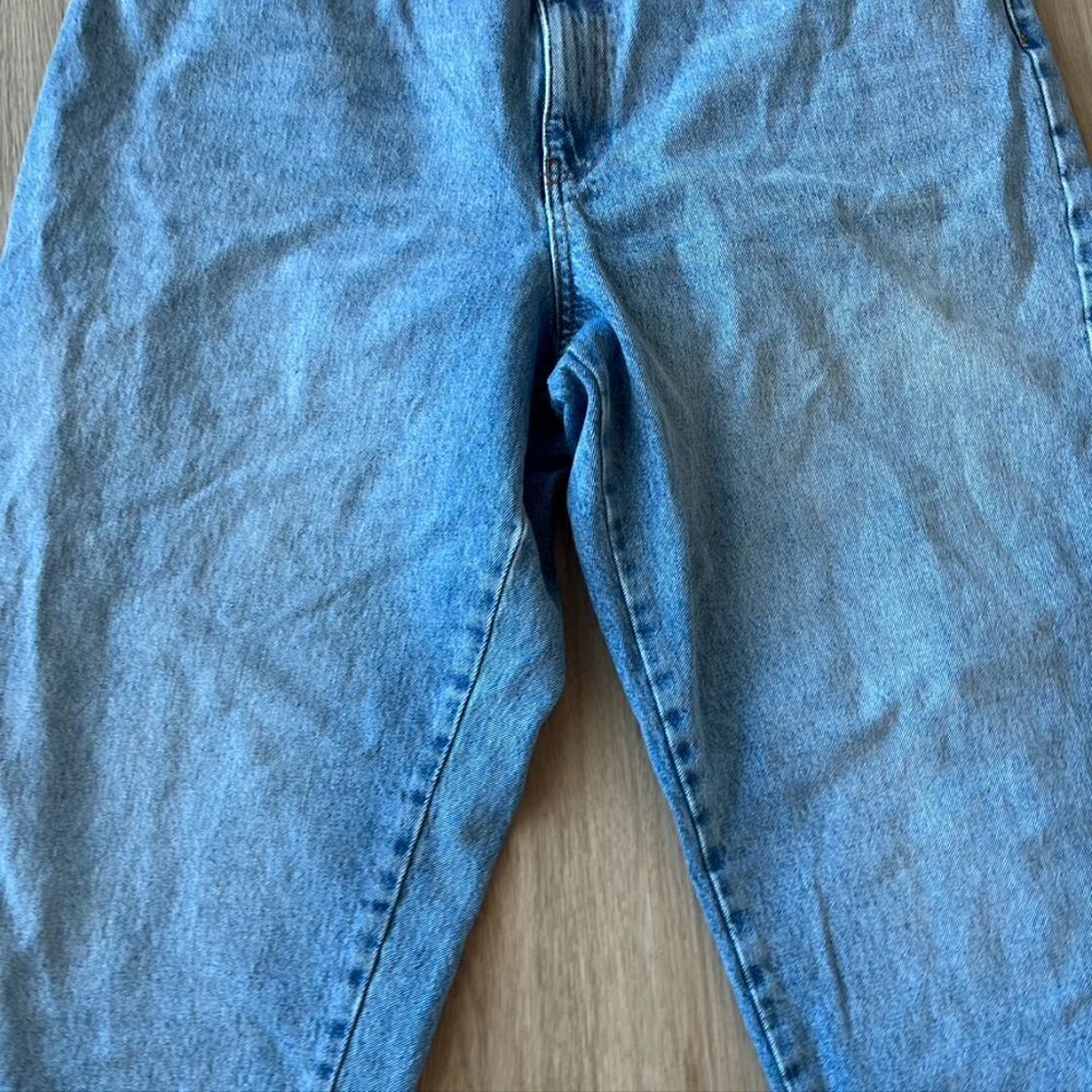 ** ASOS Design Light Wash High Rise Tapered Leg Mom Jeans raw hem 36x32 - Picture 4 of 10